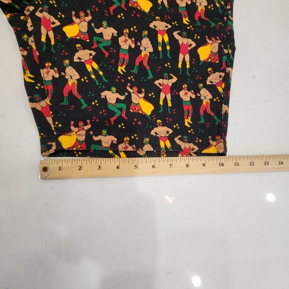 Forever 21 Shorts Mens 36 Black Mexican Wresting Lucha Libre All Over Print Rare - Picture 11 of 12
